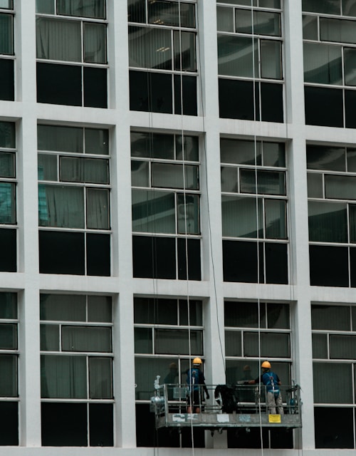 Personal de Ready To Clean en fachada de edificio corporativo