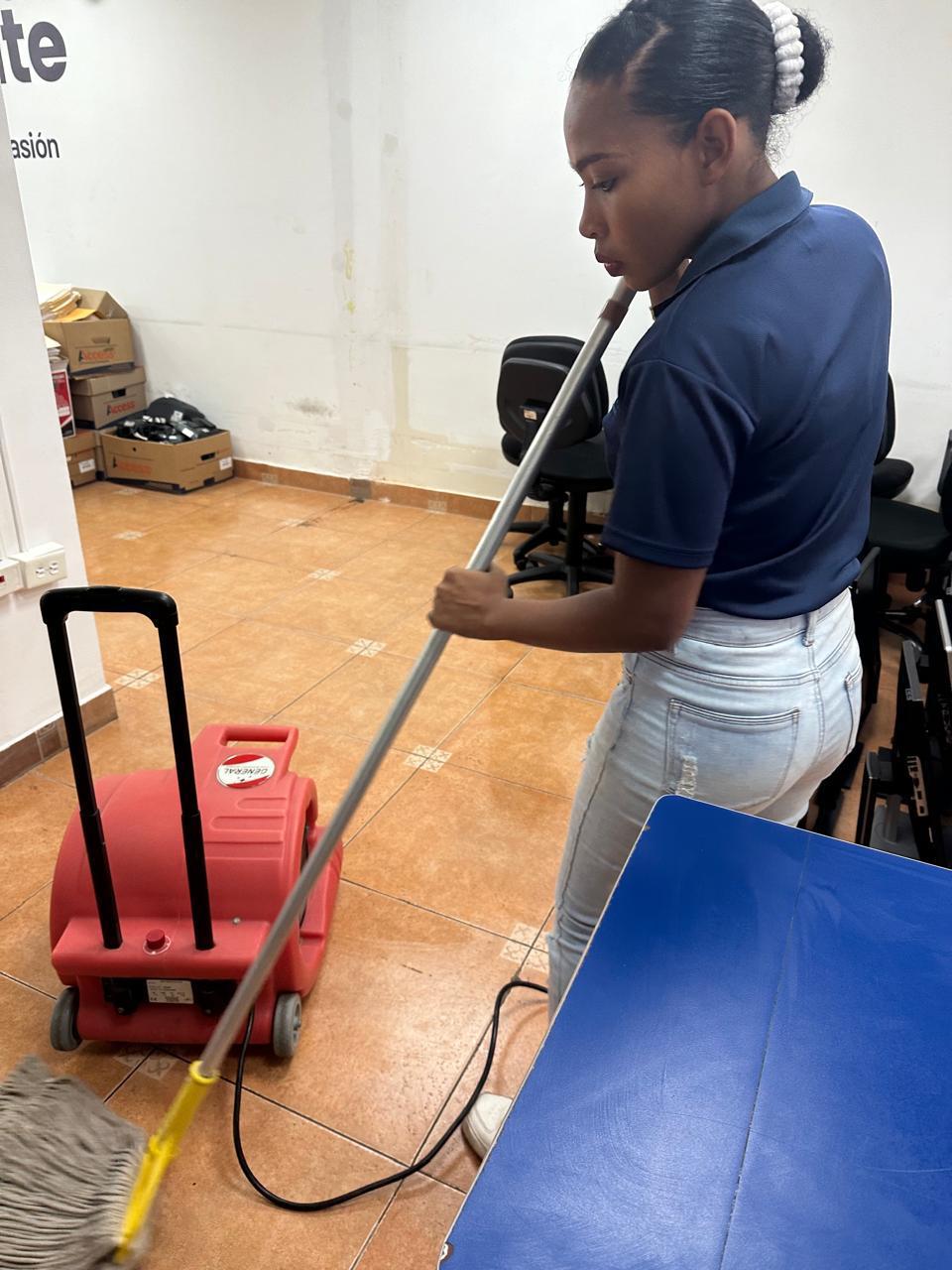 Tecnico de fumigacion con equipo de proteccion individual