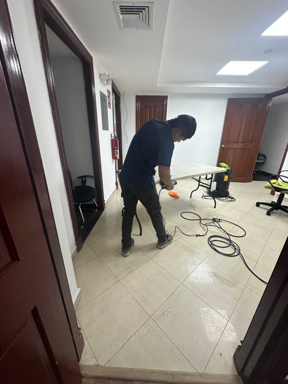Lobby con elevadores y acabados en marmol