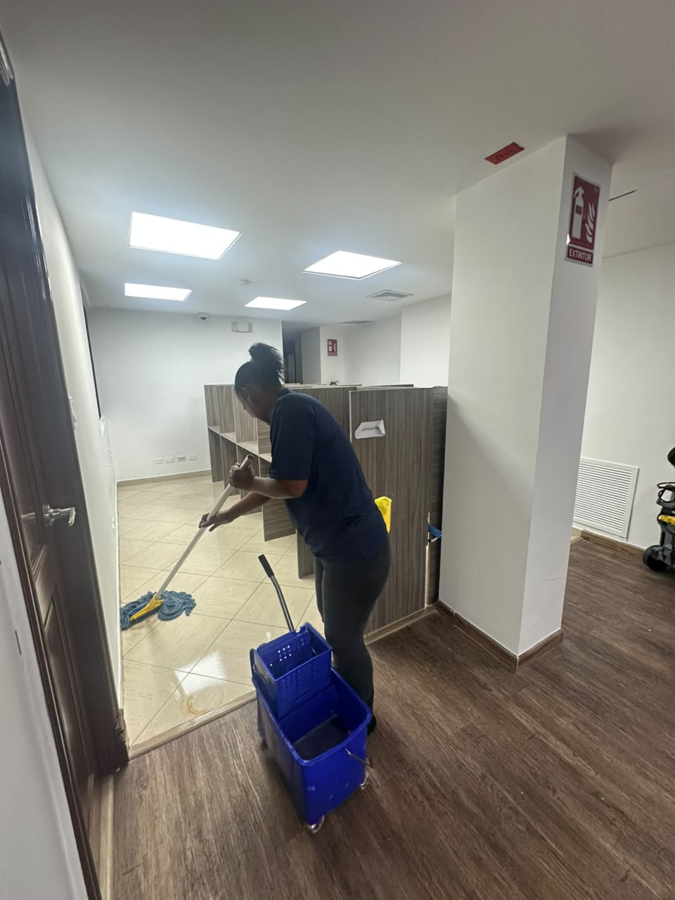 Personal de limpieza trabajando en oficina corporativa
